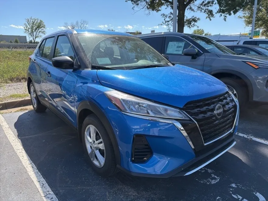 2025 Nissan Kicks Play S photo 1