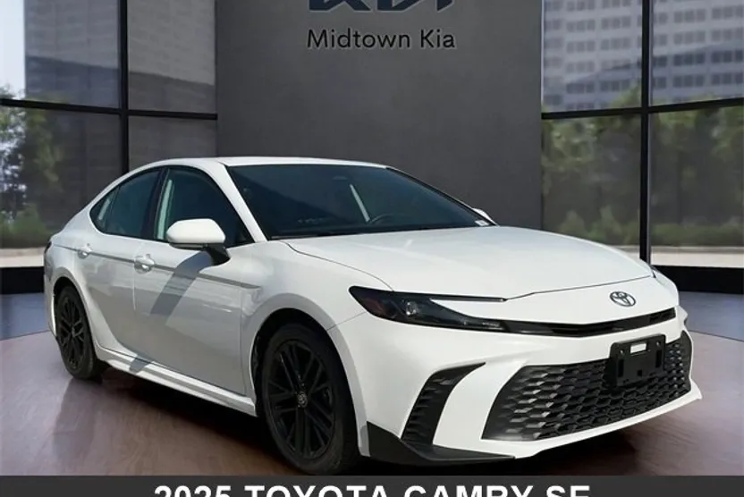 2025 Toyota Camry SE photo 1