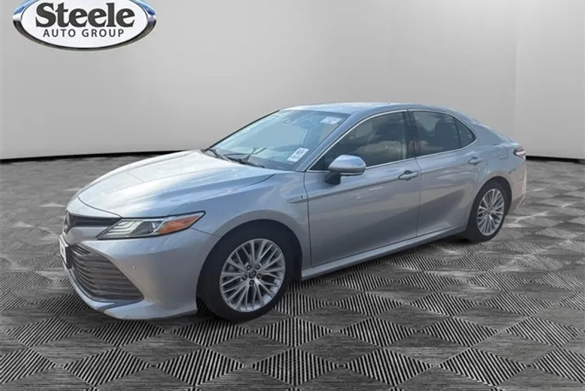 2019 Toyota Camry Hybrid XLE photo 1