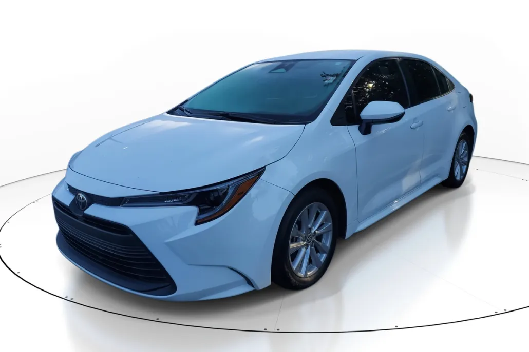 2023 Toyota Corolla LE photo 1
