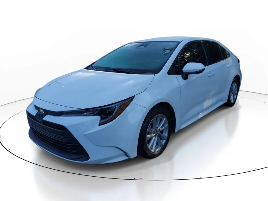 2023 Toyota Corolla LE photo 1