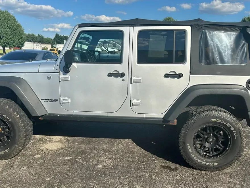 2011 Jeep Wrangler Unlimited Rubicon Sport photo 1