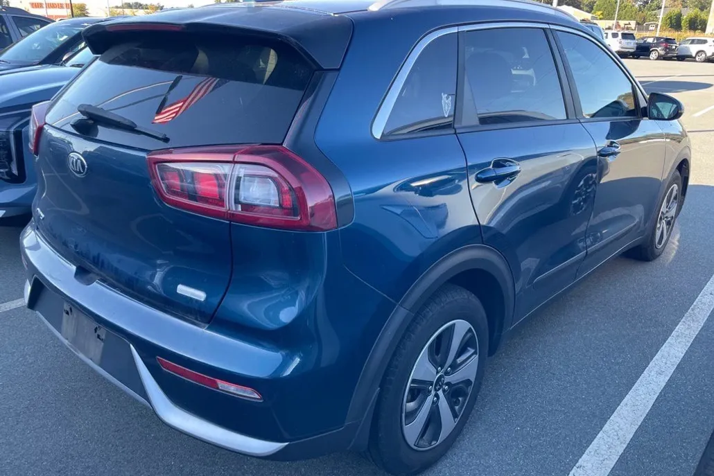 2017 Kia Niro LX photo 1