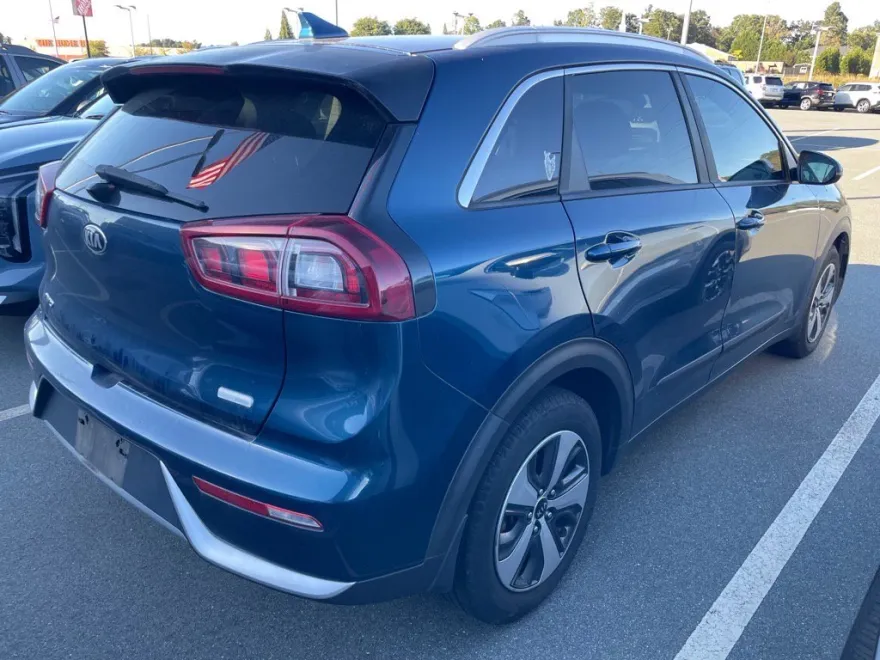 2017 Kia Niro LX photo 1