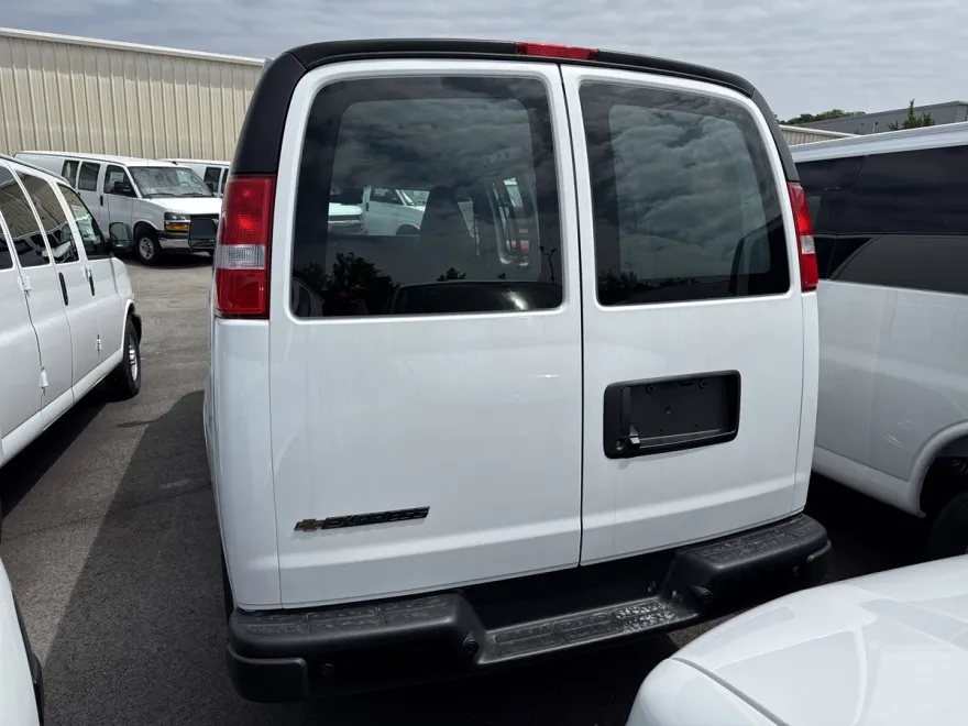 2025 Chevrolet Express Cargo 3500 photo 1