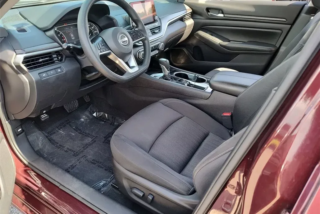 2024 Nissan Altima 2.5 SV photo 1