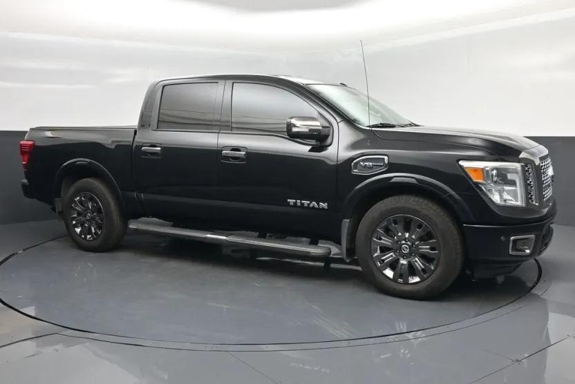 2017 Nissan Titan Platinum Reserve photo 1