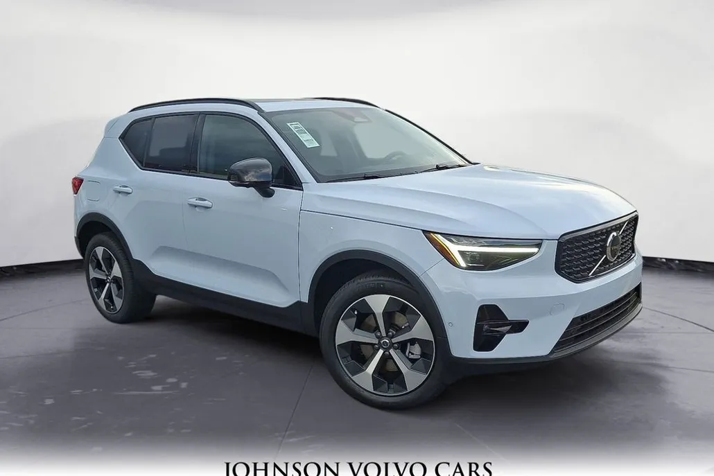 2026 Volvo XC40 Plus photo 1