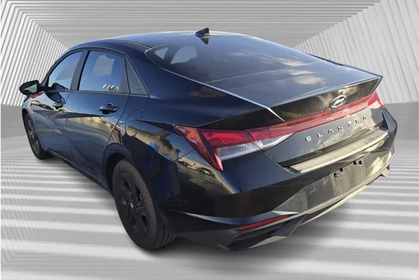 2023 Hyundai Elantra SEL photo 1