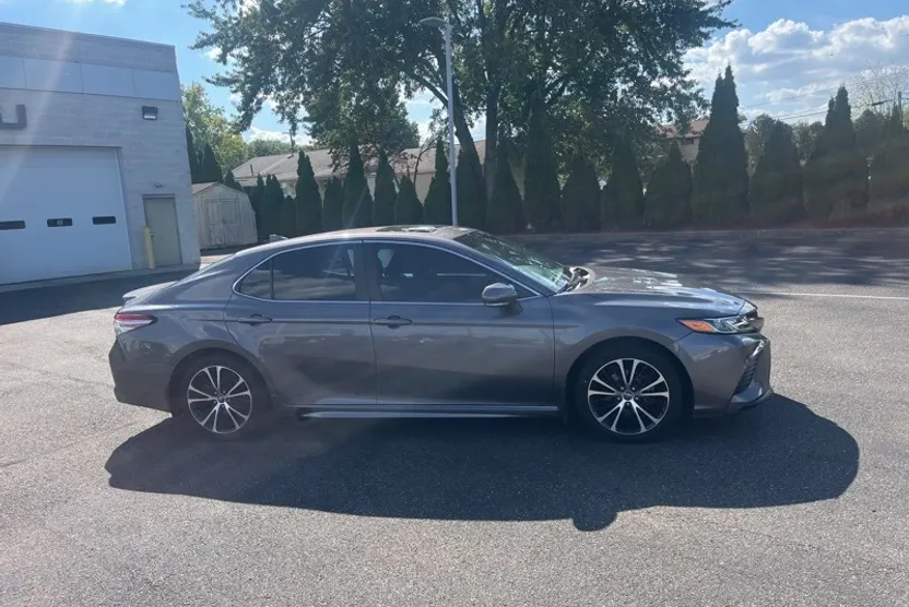 2018 Toyota Camry LE photo 1