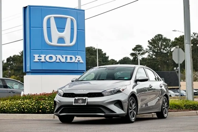 2023 Kia Forte LXS photo 1