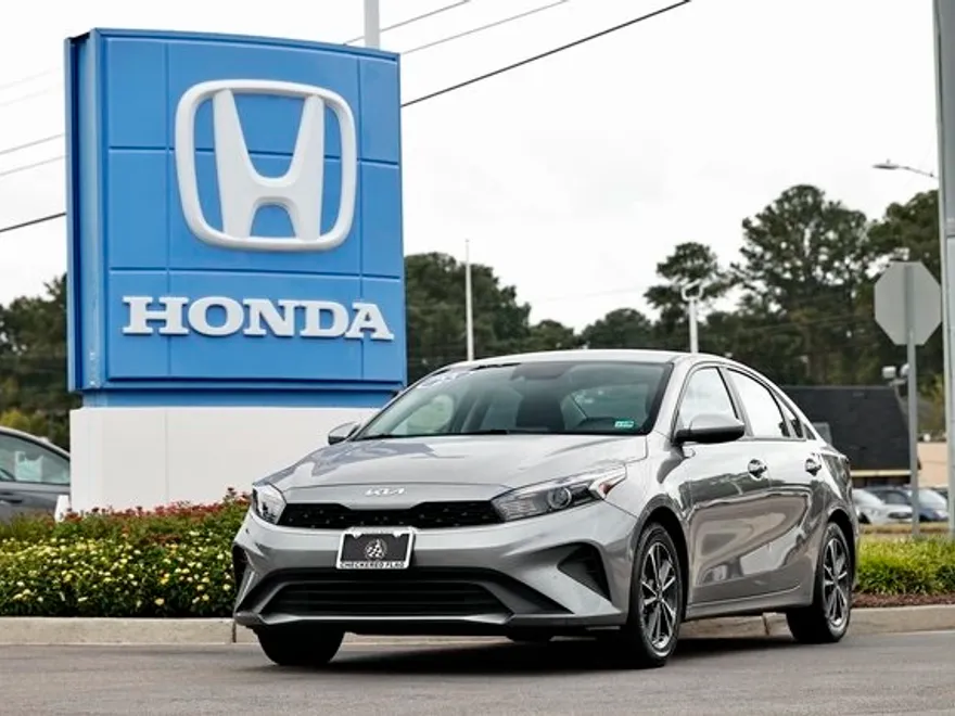 2023 Kia Forte LXS photo 1