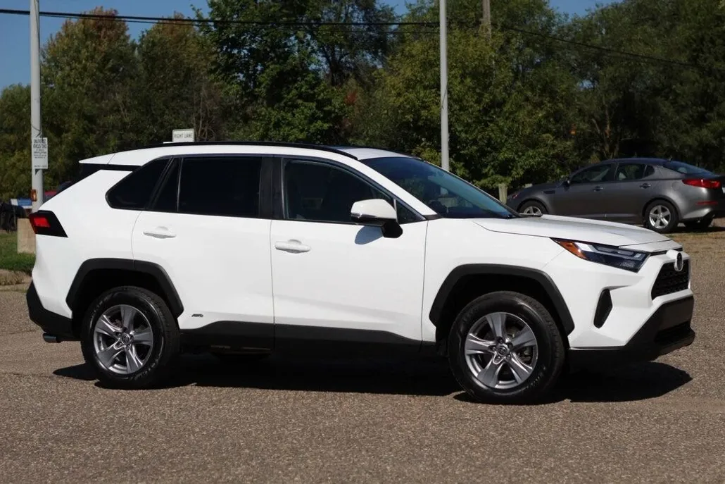 2022 Toyota RAV4 XLE Hybrid photo 1