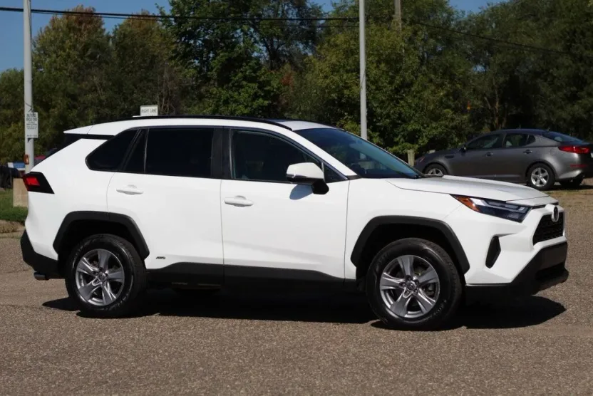 2022 Toyota RAV4 XLE Hybrid photo 1