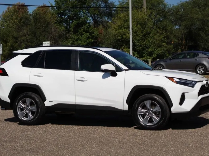 2022 Toyota RAV4 XLE Hybrid photo 1