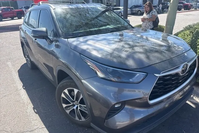 2022 Toyota Highlander XLE photo 1