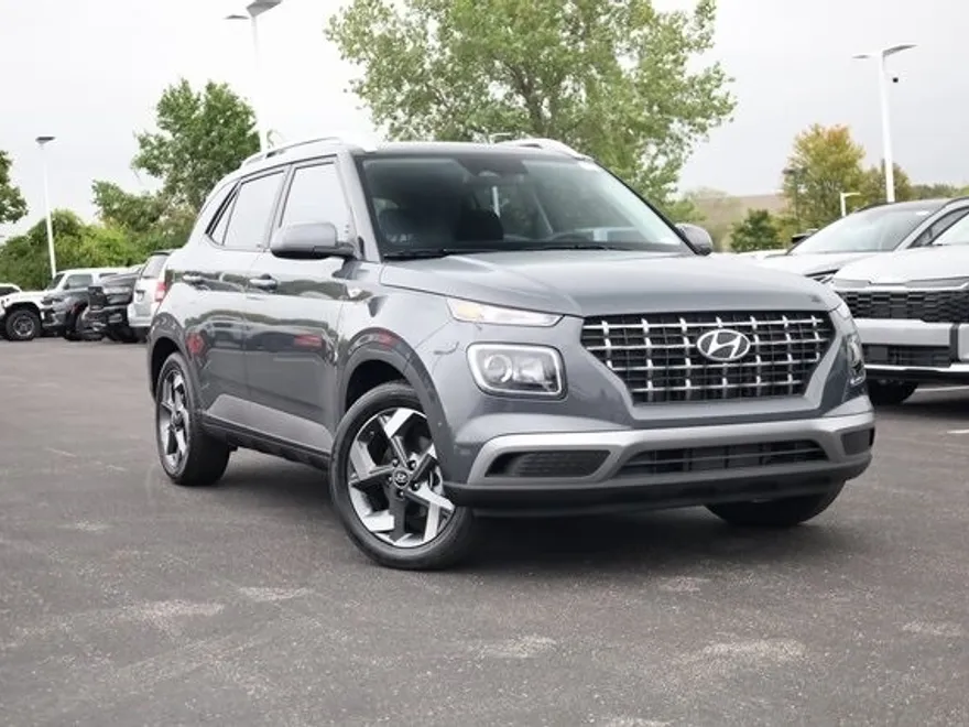 2025 Hyundai Venue SEL photo 1