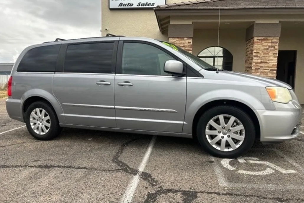 2014 Chrysler Town & Country Touring photo 1