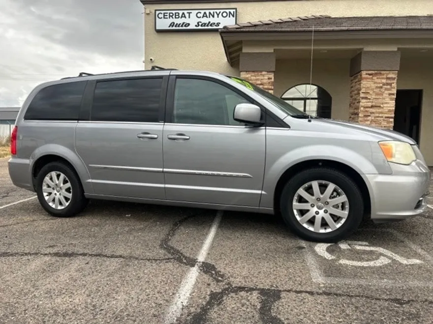 2014 Chrysler Town & Country Touring photo 1