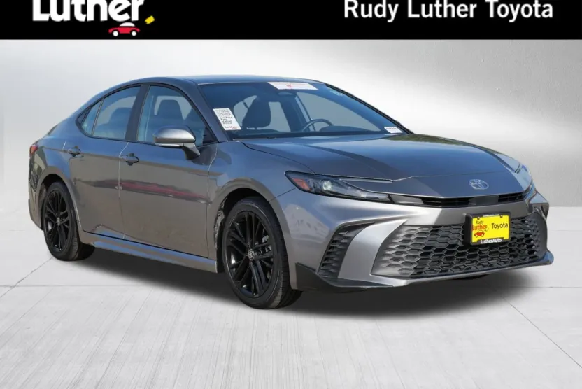 2025 Toyota Camry SE photo 1