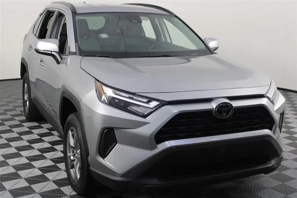 2022 Toyota RAV4 LE photo 1