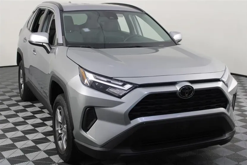 2022 Toyota RAV4 LE photo 1