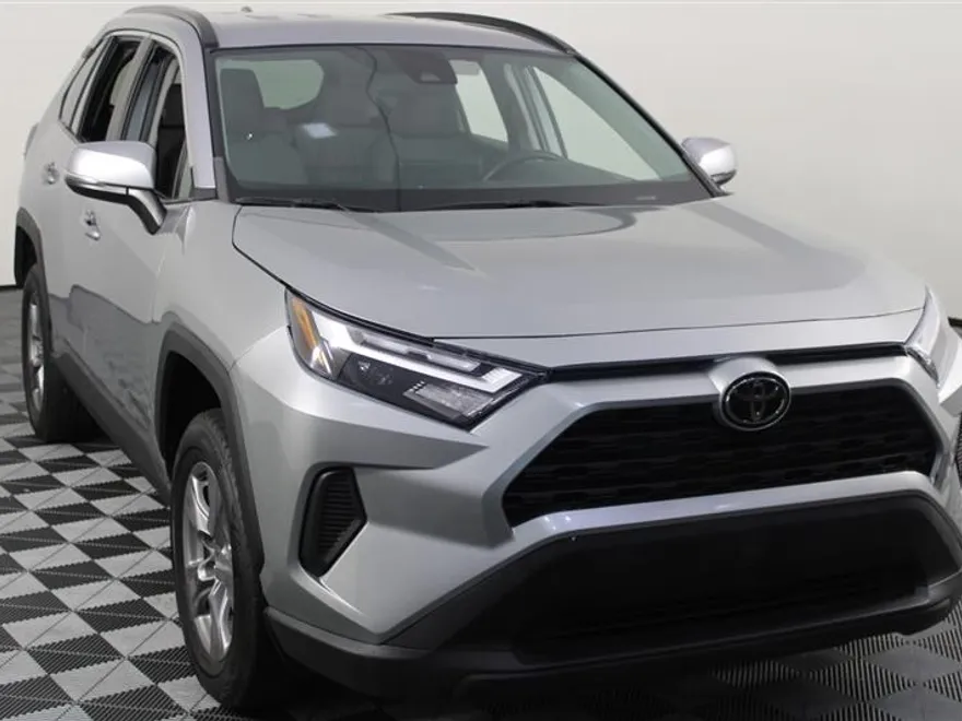 2022 Toyota RAV4 LE photo 1