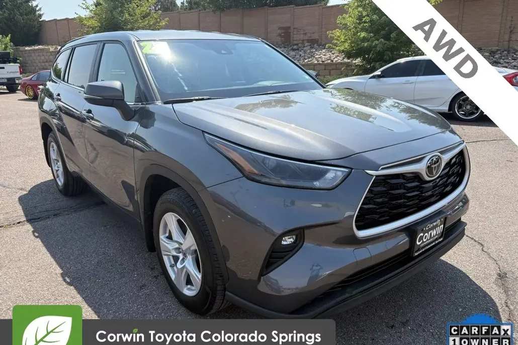 2024 Toyota Highlander LE photo 1