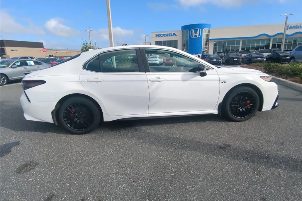 2022 Toyota Camry SE photo 1
