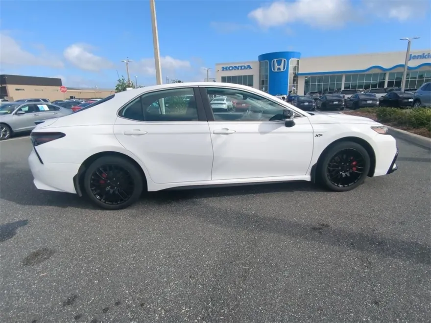 2022 Toyota Camry SE photo 1