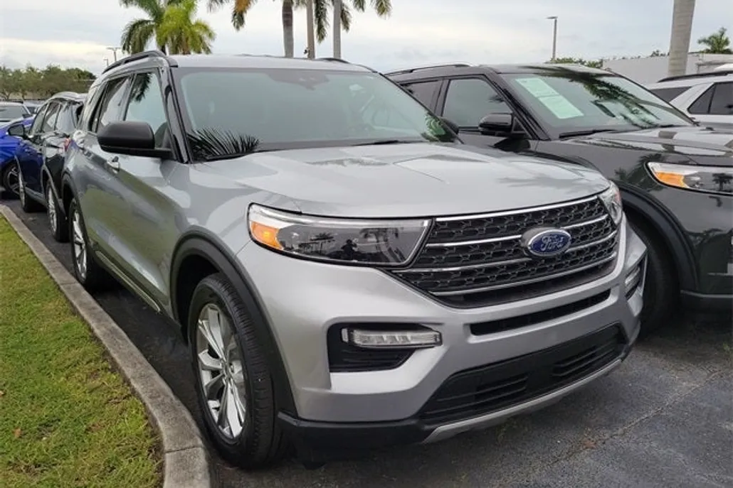 2023 Ford Explorer XLT photo 1