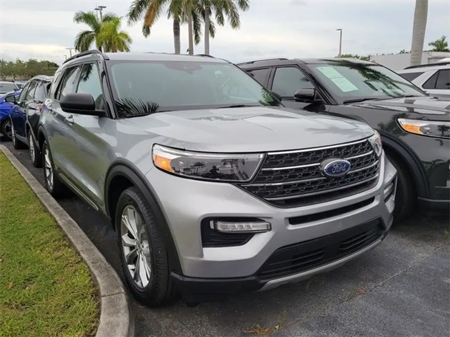 2023 Ford Explorer XLT photo 1