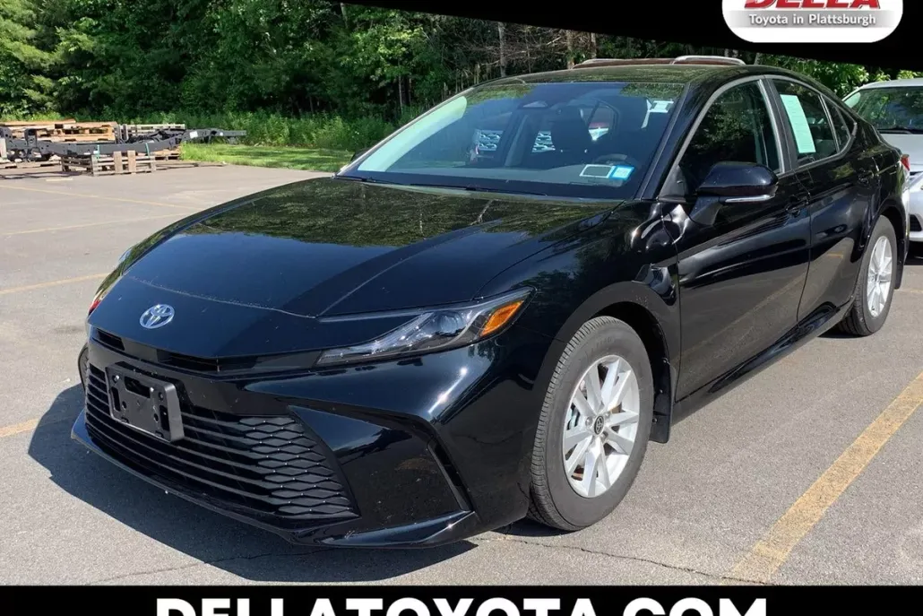 2025 Toyota Camry LE photo 1