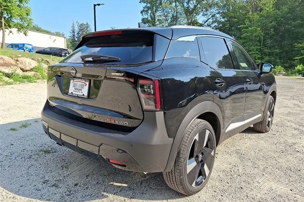 2025 Nissan Kicks SR photo 1