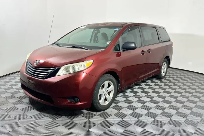 2014 Toyota Sienna L photo 1