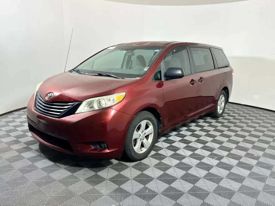 2014 Toyota Sienna L photo 1