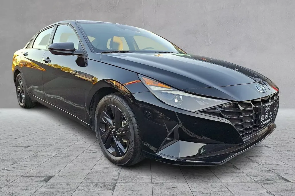 2023 Hyundai Elantra SEL photo 1
