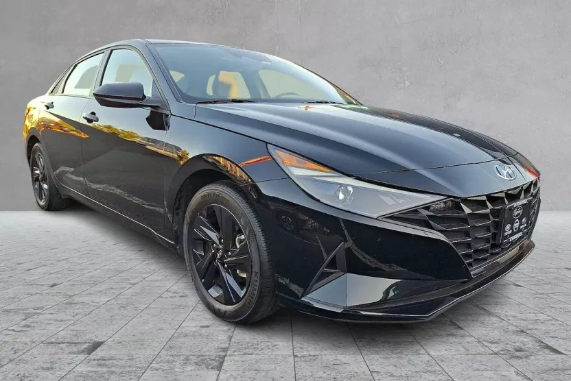 2023 Hyundai Elantra SEL photo 1