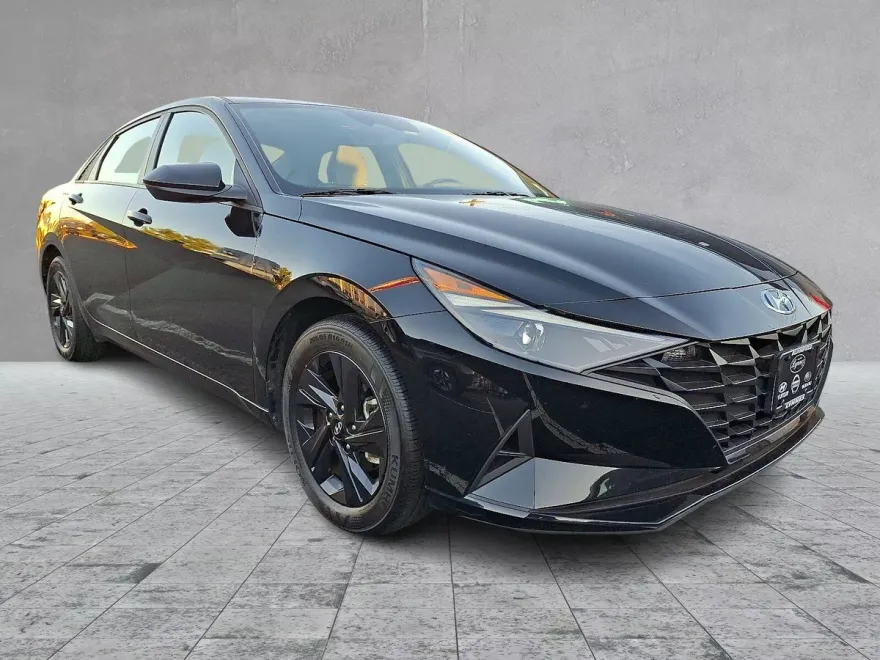 2023 Hyundai Elantra SEL photo 1