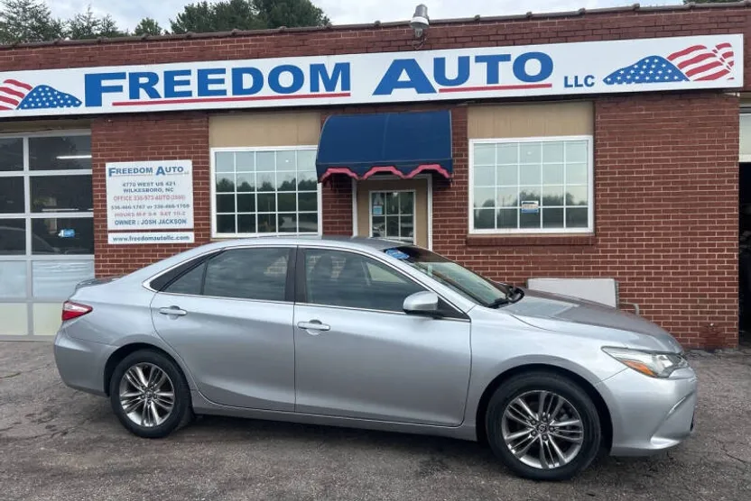 2016 Toyota Camry SE photo 1