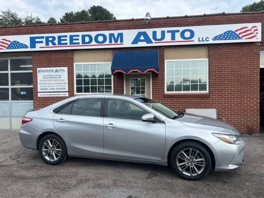 2016 Toyota Camry SE photo 1