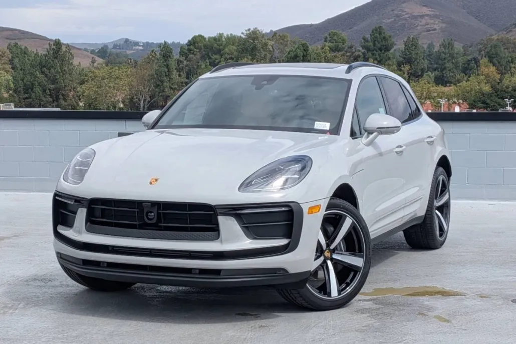 2026 Porsche Macan T photo 1
