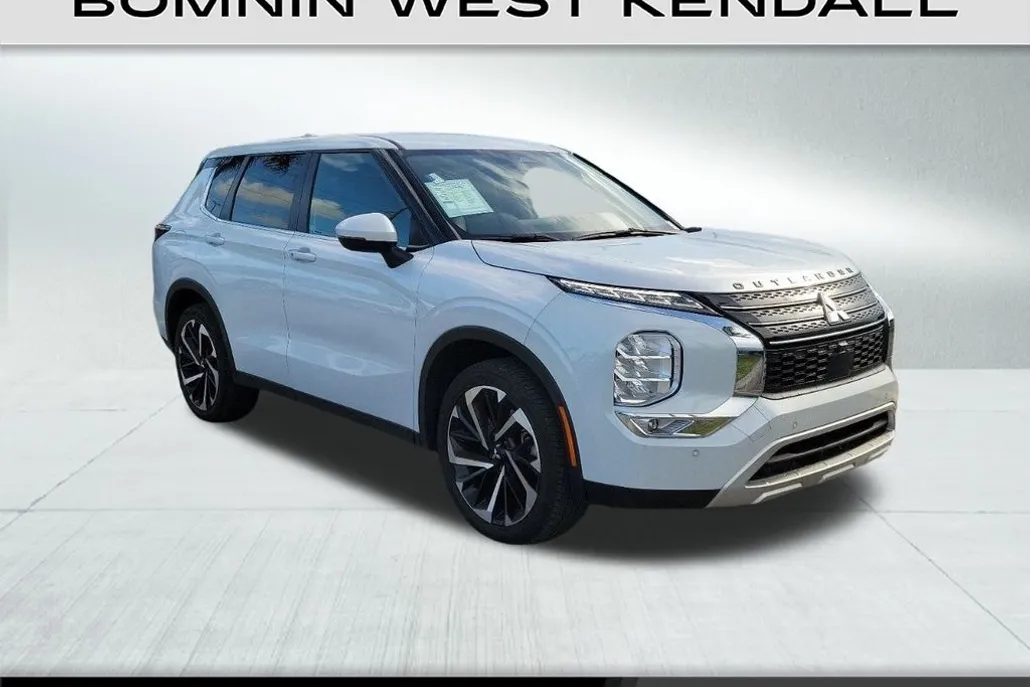 2024 Mitsubishi Outlander SE photo 1
