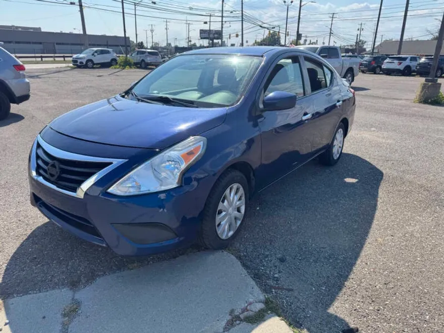 2018 Nissan Versa SV photo 1