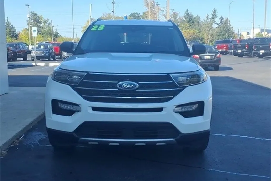 2023 Ford Explorer XLT photo 1