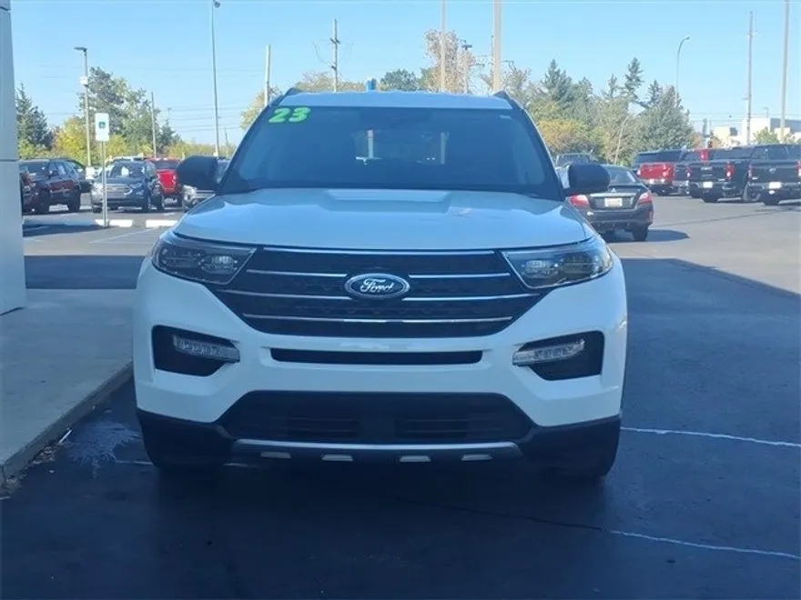 2023 Ford Explorer XLT photo 1
