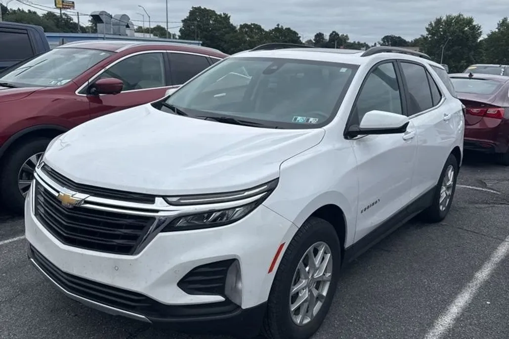 2022 Chevrolet Equinox LT photo 1