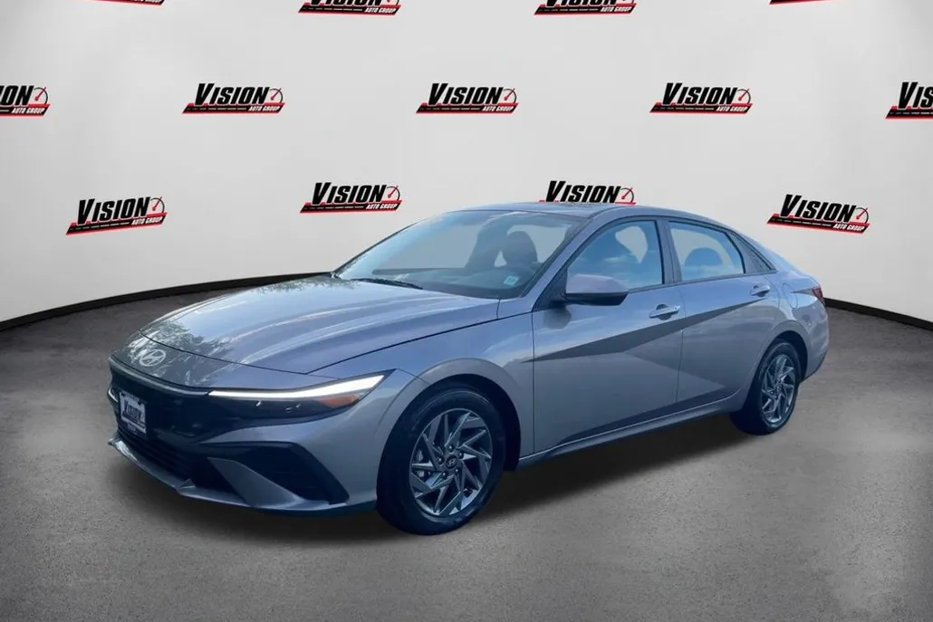 2024 Hyundai Elantra SEL photo 1