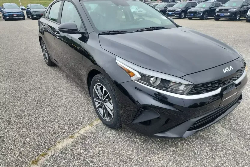 2022 Kia Forte LXS photo 1