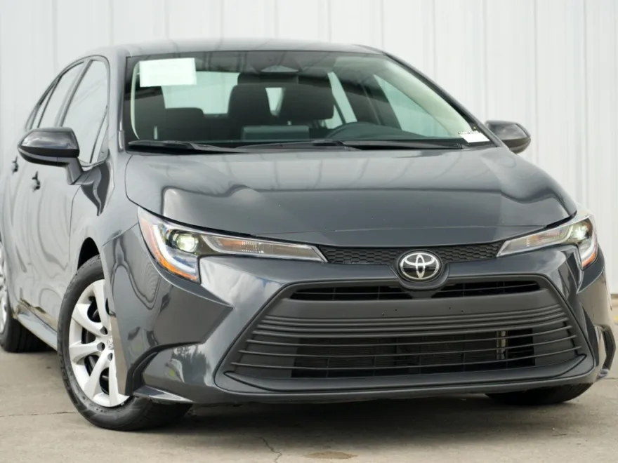 2024 Toyota Corolla LE photo 1